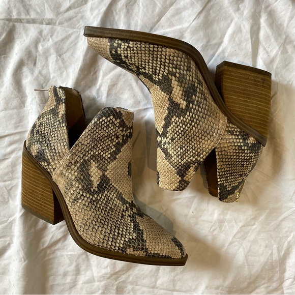 Vince Camuto leather snake print ankle booties US 7 - Picture 6 of 10